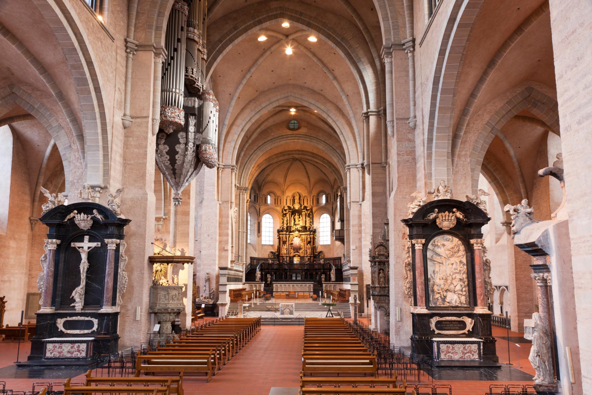 Innenaufnahme durchs Mittelschiff zum Hauptaltar und Fröhlicherfassade